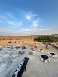 een groep tafels en stoelen op een parkeerplaats bij Osaka Desert Safari Camp in Jaisalmer +94 foto's