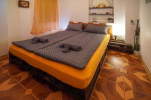 łóżko z dwoma brązowymi kapciami na górze w obiekcie Central Halls apartment w mieście Sofia
