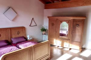 een slaapkamer met een bed met paarse lakens en een raam bij Loft Eifel Idylle in Nettersheim