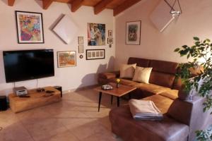 uma sala de estar com um sofá e uma televisão em Loft Eifel Idylle em Nettersheim
