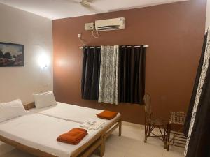 En eller flere senger på et rom på Coral Cove Beach Resort