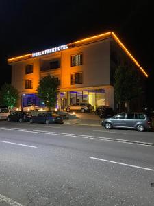 een gebouw waar auto's voor geparkeerd staan bij İpsala Park Hotel in İpsala