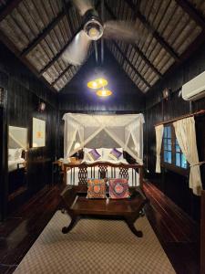 1 dormitorio con 1 cama en el centro de una habitación en Club One Seven Gaymen Chiang Mai en Chiang Mai