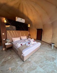 een slaapkamer met een groot bed in een tent bij Lucas Camp Wadi Rum in Wadi Rum