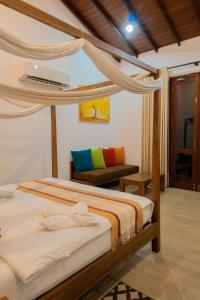 - une chambre avec un lit et un canapé dans l'établissement Radawana Wasala Nature Resort, à Radawana