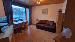 Posedenie v ubytovaní "Miramonte" appartement avec terrasse vue montagne et parking privatif sous-sol, à proximité immédiate des pistes, cœur de Vars les Claux, secteur point show avec commodités et piscine chauffée de plein air + 24 fotografií