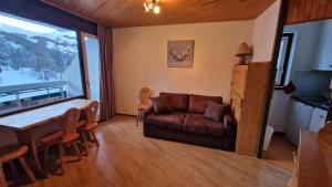 Posedenie v ubytovaní "Miramonte" appartement avec terrasse vue montagne et parking privatif sous-sol, à proximité immédiate des pistes, cœur de Vars les Claux, secteur point show avec commodités et piscine chauffée de plein air