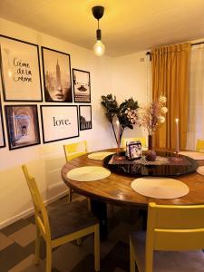 uma sala de jantar com uma mesa de madeira e cadeiras em Slava Hygge House em Nakskov
