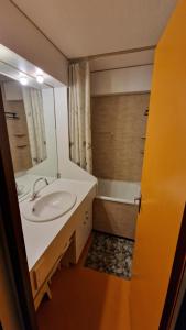 Kúpeľňa v ubytovaní "Miramonte" appartement avec terrasse vue montagne et parking privatif sous-sol, à proximité immédiate des pistes, cœur de Vars les Claux, secteur point show avec commodités et piscine chauffée de plein air