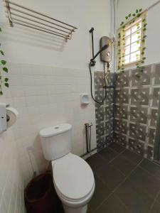 uma casa de banho com um WC e um chuveiro em Coz26 Bercham House Spacious Family Suite 14pax 3Parking em Ipoh