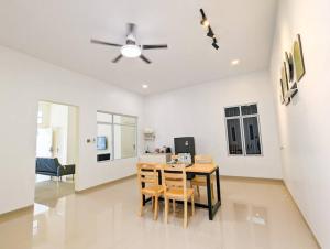 a dining room with a table and chairs and a ceiling fan at Lovina B2/12A at Ansley Park Spacious+Netflix in Batam Center