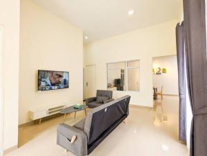 - un salon avec un canapé et une table dans l'établissement Lovina B2/12A at Ansley Park Spacious+Netflix, à Batam Center