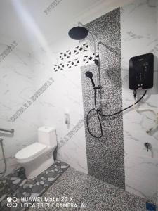 Ένα μπάνιο στο Double A Homestay TokJembal gong badak +4 φωτογραφίες