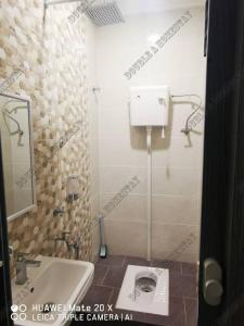 Ένα μπάνιο στο Double A Homestay TokJembal gong badak
