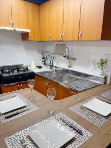 una cucina con lavandino e due bicchieri da vino su un bancone di Newly renovated spacious 2 bedroom unit in HBC a Seul