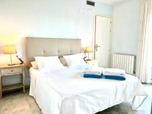 - une chambre avec un lit blanc et 2 serviettes dans l'établissement Impresionantes Vistas Mar en el centro de Begur, à Begur