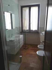 a bathroom with a glass shower and a toilet at Il Gelsomino in Foligno