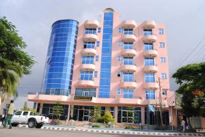ein großes rosafarbenes Gebäude mit einem blauen in der Unterkunft Yaredzema International Hotel in Aksum