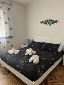 سرير أو أسرّة في غرفة في La Perla Marina House
