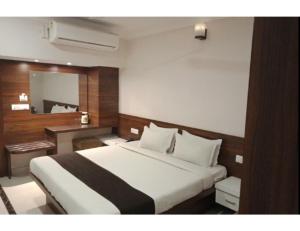 1 dormitorio con cama y escritorio. en Hotel Paras, Jabalpur, en Jabalpur