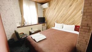 una camera d'albergo con letto e finestra di Hotel Select Inn Tsuyama a Tuyama