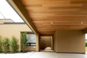 Villa Revo Shizuoka Japan في Makinohara: سقف خشبي في منزل به نباتات