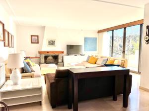 sala de estar con sofá y mesa en Gran Casa Económica con Piscina Privada en Begur Ideal familias, en Begur