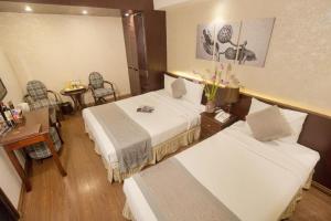 Łóżko lub łóżka w pokoju w obiekcie Hanoi Dragon Boutique Hotel