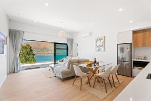 Nhà bếp/bếp nhỏ tại Modern, Plush & Picturesque - Wynyard Top