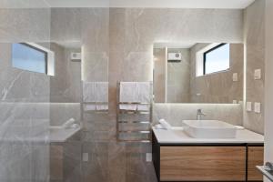 Phòng tắm tại Modern, Plush & Picturesque - Wynyard Top