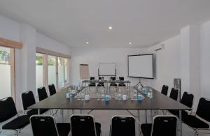 a conference room with a large table and chairs at Myamo Beach Lodge in Jereweh