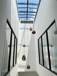 Zimmer mit Fenstern und Deckenbeleuchtung in der Unterkunft Moniere House in Kasri