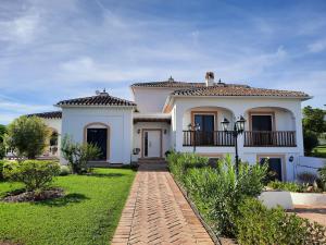 uma casa branca com uma entrada de tijolos em Casa Solanum em Frigiliana