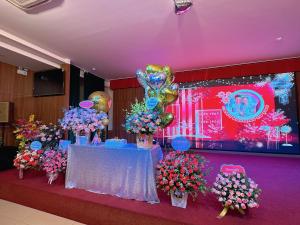 uma mesa com flores e balões em Galaxy Grand Hotel em Sơn La