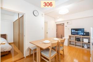 Downtown Apartment/ SHIBUYA Station 10mins on foot في طوكيو: غرفة طعام مع طاولة وكراسي في غرفة