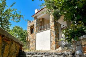 a stone house with a balcony on the side of it at Forest View House Seta in Séta