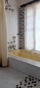 Phòng tắm tại Kodai Hotel