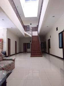 um corredor vazio com uma escada num edifício em villa puncak tidar cece em Kasri