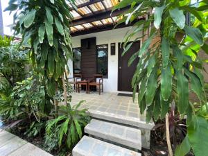 a house with a garden with a patio at Evergreen Resort in Chaweng