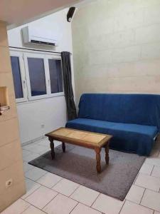 un sofá azul y una mesa de centro en una habitación en Appartement calme et chaleureux, en Tours