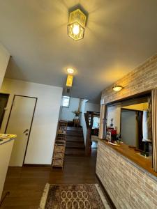 un salon avec un escalier et un plafond dans l'établissement ALBERGO DEL PESCATORE, à Minamiaizu
