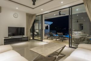 Μια τηλεόραση ή/και κέντρο ψυχαγωγίας στο Fisherman Seaview Villas