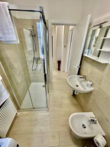 y baño con ducha y lavamanos. en Marta House, en SantʼAmbrogio di Valpolicella