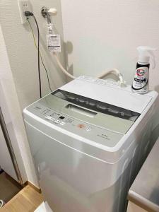 船橋市にあるAYA Funabashi102 船橋駅徒歩7分 観光地へアクセス良好 空港直通 買物と飲食天国 ディズニー 長期 カップル 1人 出張 bidet seatの洗濯機