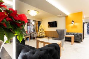 salon z kanapą i choinką świąteczną w obiekcie SPA Hotel Olymp w mieście Welingrad