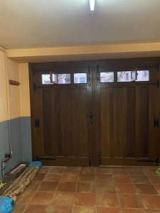 ein Paar Doppeltüren in einem Zimmer in der Unterkunft Casa los 8 caños in Ezcaray
