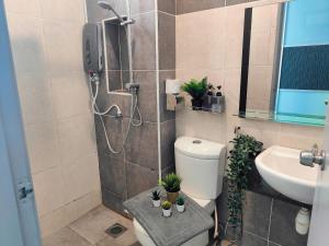 a bathroom with a shower with a toilet and a sink at JPP Austin市区 3马力中央冷气 自动麻将机 游戏机 6分钟到 tebrau aeon toppen lotus in Johor Bahru