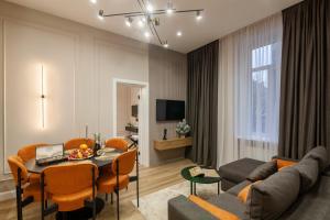 リヴィウにあるAlfa Apartments Ivana Frankaのリビングルーム(ソファ、テーブル付)