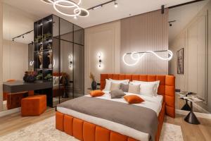 リヴィウにあるAlfa Apartments Ivana Frankaのベッドルーム1室(オレンジ色のヘッドボード付きのベッド1台付)