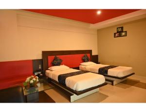 Säng eller sängar i ett rum på Hotel Viceroy Comforts, Mysore
